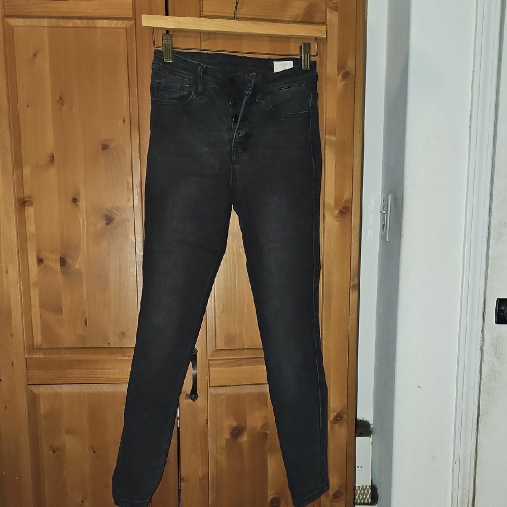Black women's Mi Rise ankle skinny jean